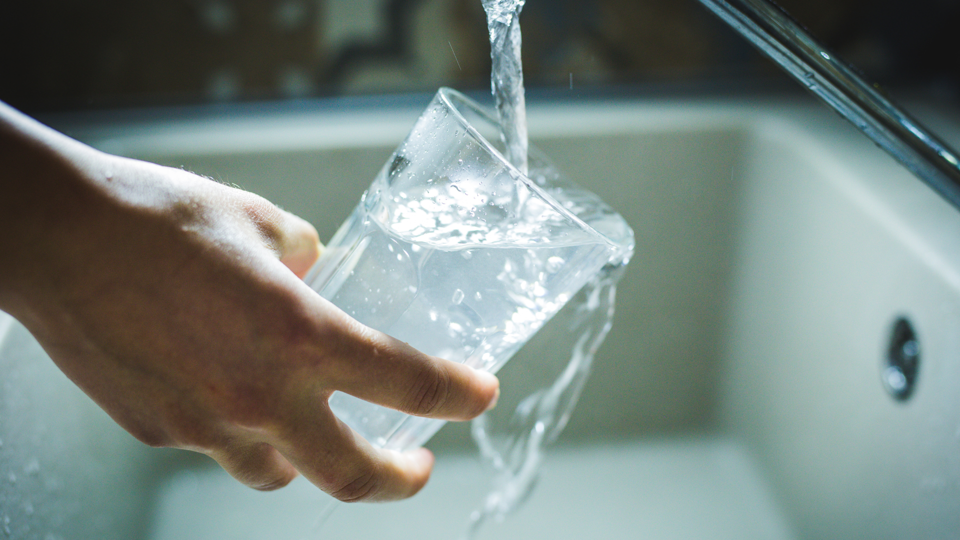 Hidratarea primăvara: de ce se schimbă necesarul de lichide odată cu lumina, mișcarea și temperatura